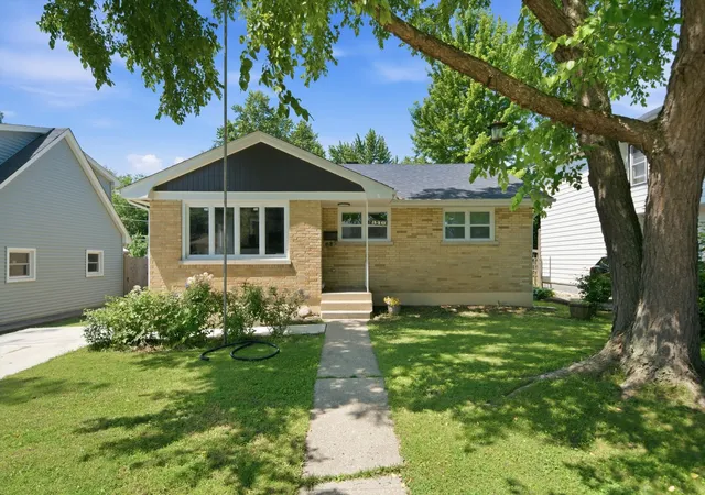 Photo 2 of Single family home for sale at 340 Dalton Ave, Mundelein, IL 60060 | MLS# 12702601 | Listing updated on 2026-09-14