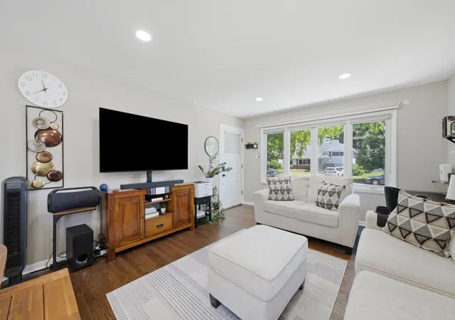 Photo 3 of Single family home for sale at 340 Dalton Ave, Mundelein, IL 60060 | MLS# 12702601 | Listing updated on 2026-09-14