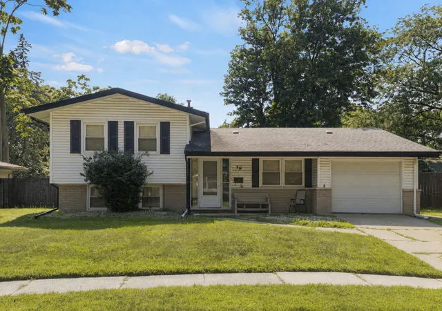 Single family home for sale at 39 Arapaho Dr, Thornton, IL 60476 | MLS# 12702633