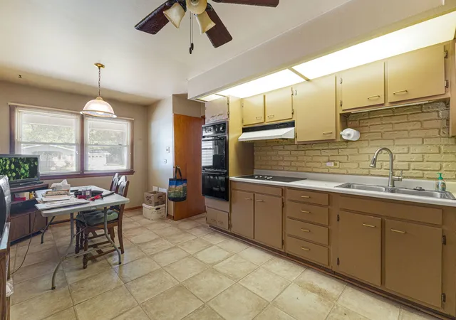 Photo 3 of Single family home for sale at 39 Arapaho Dr, Thornton, IL 60476 | MLS# 12702633 | Listing updated on 2026-09-01
