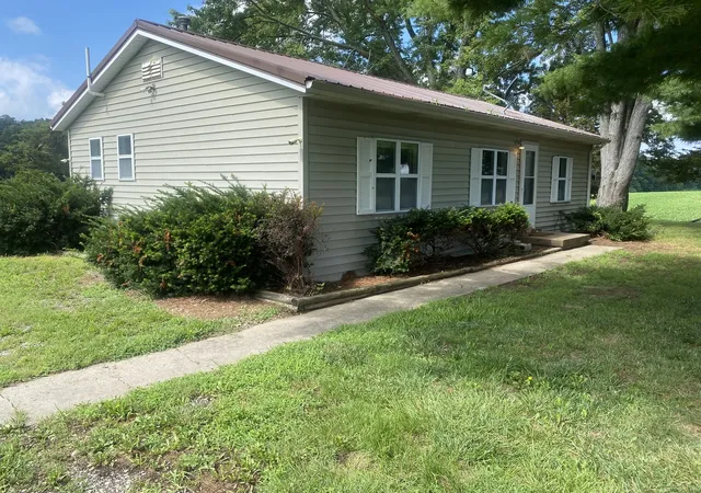 Homes for sale in Tamaroa, IL | 9194 State Rte 154 Hwy, Tamaroa, IL 62888 | MLS# 12702645
