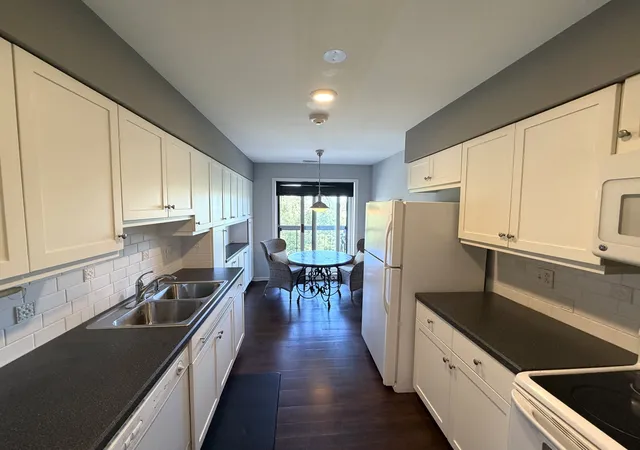 3rd image of 501 Lake Hinsdale Dr, Willowbrook, IL 60527