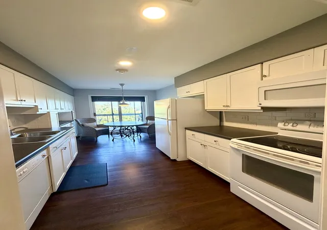5th image of 501 Lake Hinsdale Dr, Willowbrook, IL 60527