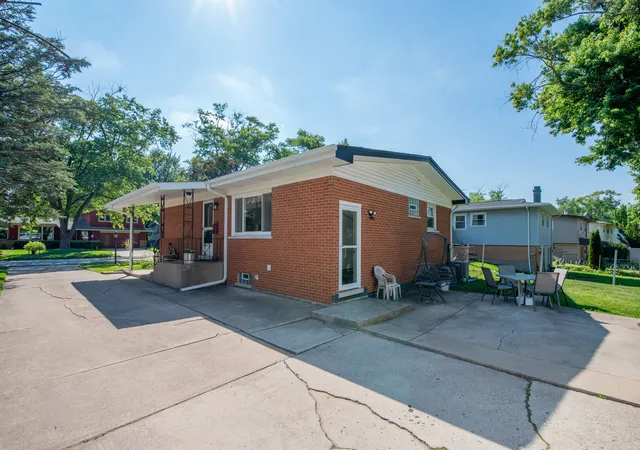 Photo 3 of Single family home for sale at 327 W Holly Ct, Glenwood, IL 60425 | MLS# 12702710 | Listing updated on 2026-09-23