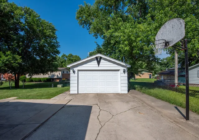 Photo 3 of Single family home for sale at 327 W Holly Ct, Glenwood, IL 60425 | MLS# 12702710 | Listing updated on 2026-10-02