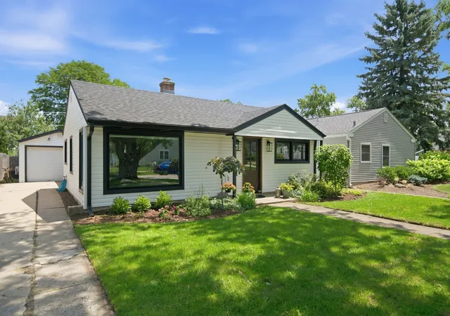 2nd image of 905 N Douglas Ave, Arlington Heights, IL 60004 | MLS# 12702722