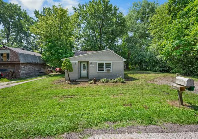 2nd image of 1325 Louise St, Crystal Lake, IL 60014 | MLS# 12702740