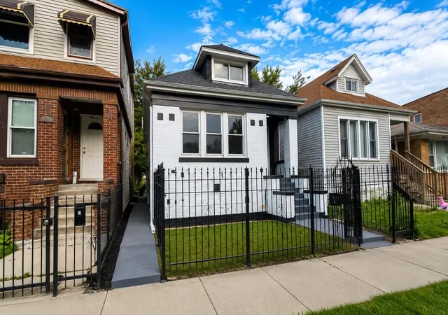 Homes for sale in Chicago, IL | 6818 S Wood St, Chicago, IL 60636 | MLS# 12702761