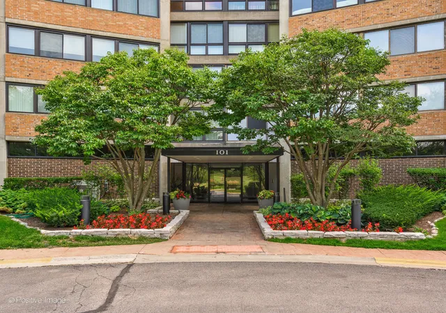 Homes for sale in Schaumburg, IL | 101 Bar Harbour Rd #2M, Schaumburg, IL 60193 | MLS# 12702825