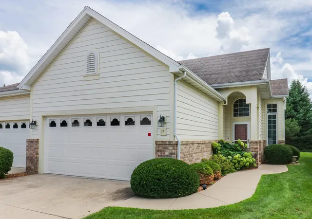 Homes for sale in Bloomington, IL | 17 Grape Vine Ln, Bloomington, IL 61704 | MLS# 12702939