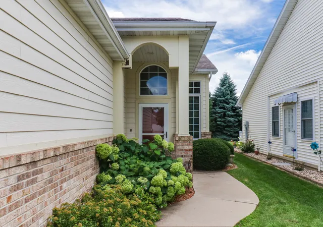Homes for sale in Bloomington, IL | 17 Grape Vine Ln, Bloomington, IL 61704 | MLS# 12702939