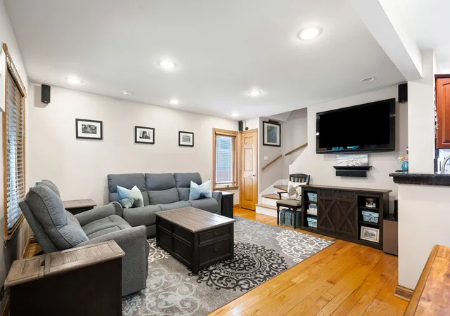 3rd image of 5050 N Neenah Ave, Chicago, IL 60656 | MLS# 12703010
