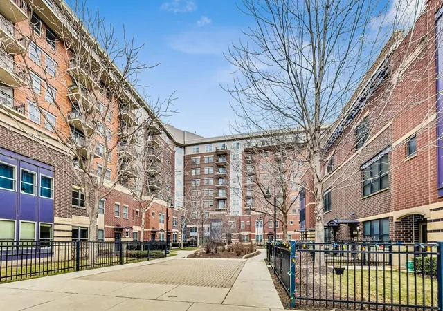 Homes for sale in Chicago, IL | 437 W Division Street, Chicago, IL 60610 | Houzeo