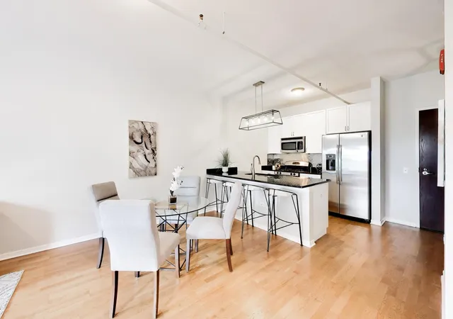 3rd image of 437 W Division St, Chicago, IL 60610