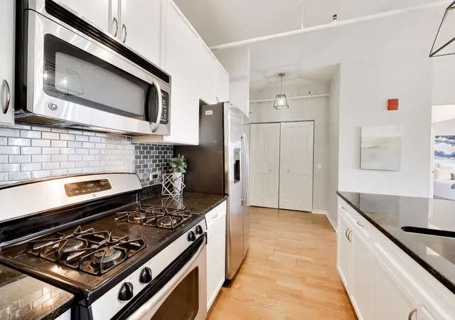 5th image of 437 W Division St, Chicago, IL 60610