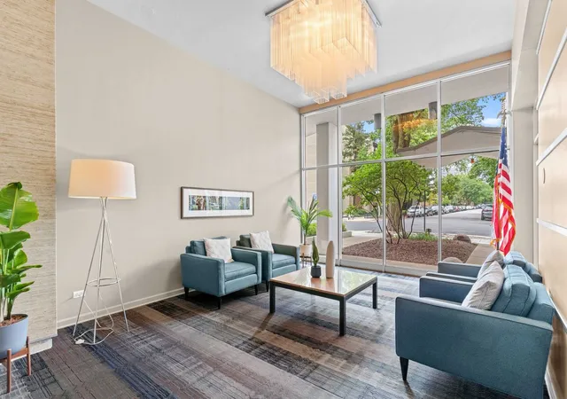 Homes for sale in Chicago, IL | 555 W Cornelia Avenue, Chicago, IL 60657 | Houzeo