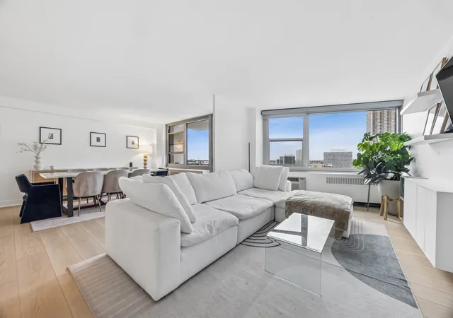 Homes for sale in Chicago, IL | 555 W Cornelia Ave, Chicago, IL 60657