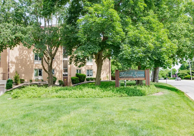 Homes for sale in Park Ridge, IL | 2420 W Talcott Rd #211, Park Ridge, IL 60068 | MLS# 12703188