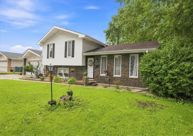 Photo 2 of Single family home for sale at 1215 Devonshire Dr, Joliet, IL 60435 | MLS# 12703233 | Listing updated on 2026-09-06