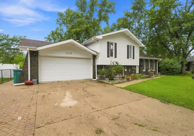 Photo 3 of Single family home for sale at 1215 Devonshire Dr, Joliet, IL 60435 | MLS# 12703233 | Listing updated on 2026-09-06