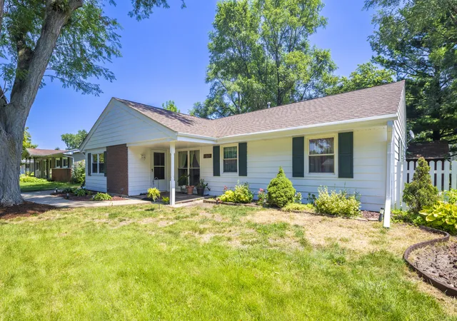Photo 3 of Single family home for sale at 7601 Adams St, Darien, IL 60561 | MLS# 12703269 | Listing updated on 2026-09-17