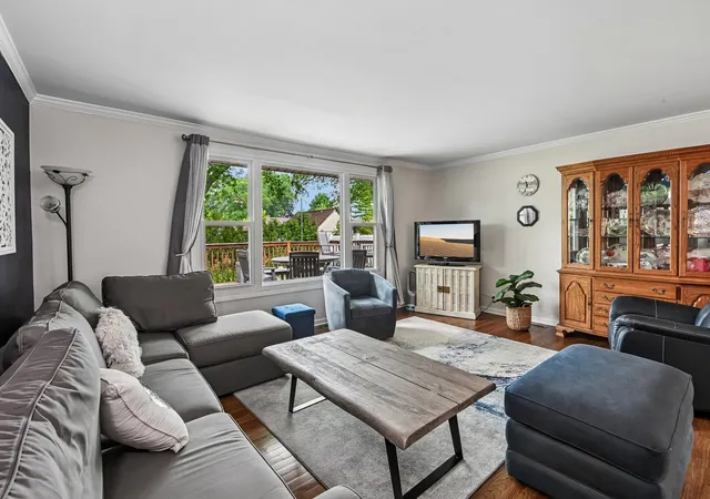 3rd image of 1810 N Ridge Ave, Arlington Heights, IL 60004 | MLS# 12703312