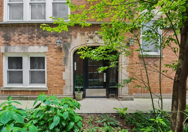 Listing Photo 3 - Condo for sale at Wilson Manor, Unit G 2917 W Leland Ave, Wilson Manor, Chicago, IL 60625 | Built Year: 1930-1930