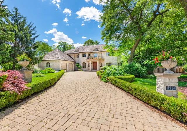 Homes for sale in Glenview, IL | 1009 Kings Ln, Glenview, IL 60025 | MLS# 12703357