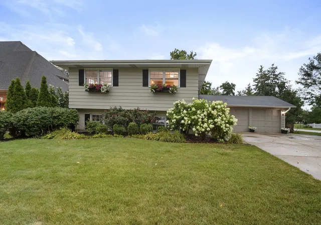 Photo 2 of Single family home for sale at 600 Sherman St, Downers Grove, IL 60515 | MLS# 12703405 | Listing updated on 2026-09-17