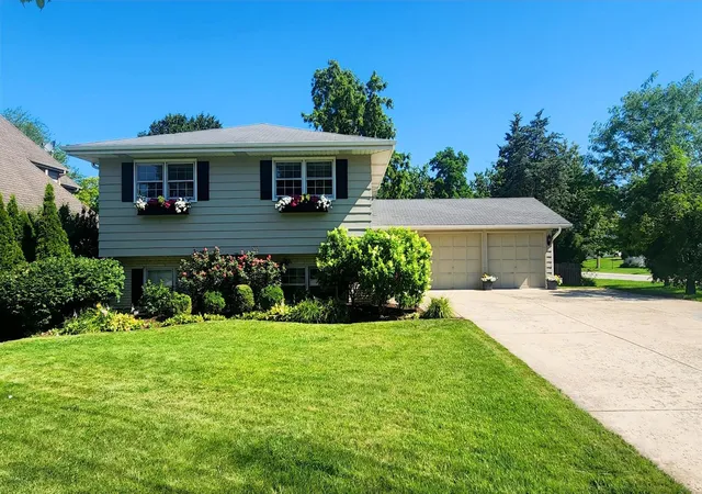 Photo 3 of Single family home for sale at 600 Sherman St, Downers Grove, IL 60515 | MLS# 12703405 | Listing updated on 2026-09-17