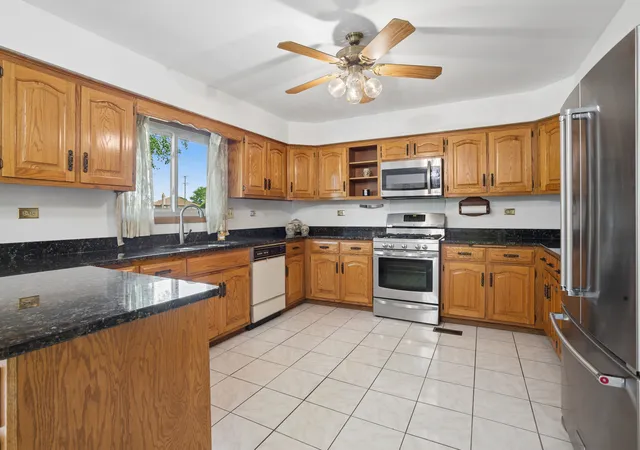 Photo 4 of Single family home for sale at 1280 N Aspen Way, Addison, IL 60101 | MLS# 12703489 | Listing updated on 2026-08-05