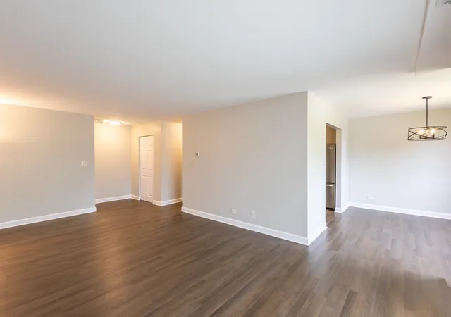 Listing Photo 4 - Condo for sale in building located at 450 Raintree Ct, Glen Ellyn, IL 60137 - Unit #2B