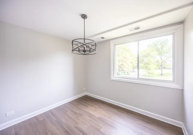 Listing Photo 5 - Condo for sale in building located at 450 Raintree Ct, Glen Ellyn, IL 60137 - Unit #2B