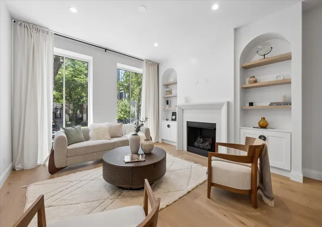 Listing Photo 3 - Condo for sale in building located at 3739 N Clifton Ave, Chicago, IL 60613