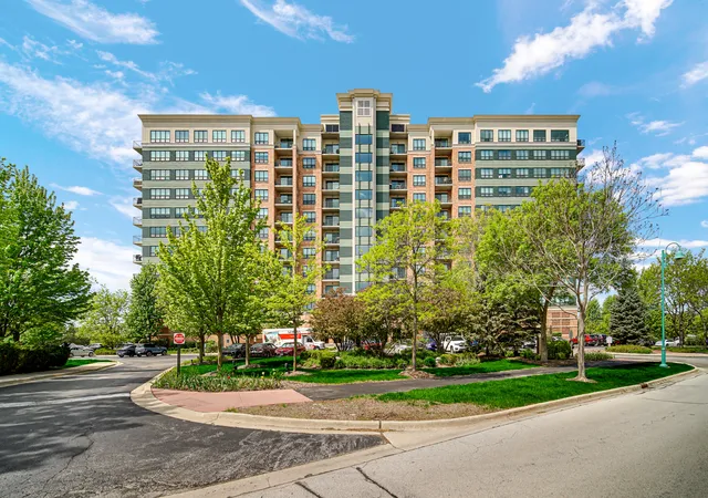 2nd image of 6420 Double Eagle Dr, Woodridge, IL 60517