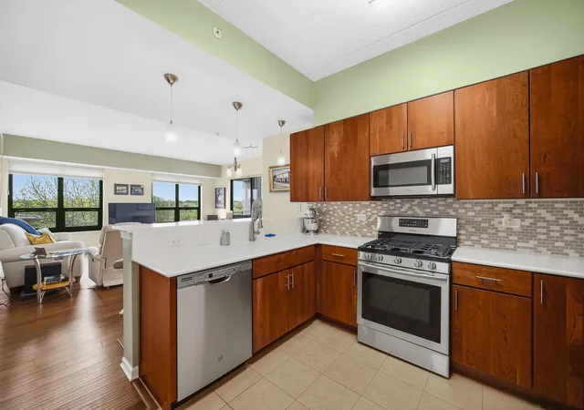 4th image of 6420 Double Eagle Dr, Woodridge, IL 60517