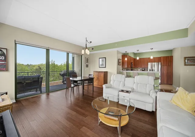 5th image of 6420 Double Eagle Dr, Woodridge, IL 60517