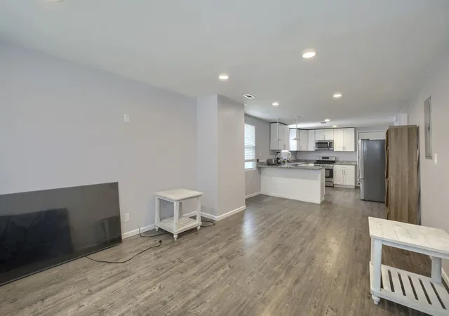 Listing Photo 4 - Condo for sale in building located at 1957 E 72nd St, Chicago, IL 60649
