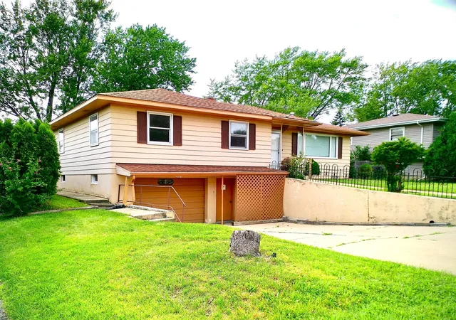 3rd image of 2021 Leness Ln, Crest Hill, IL 60403 | MLS# 12703836