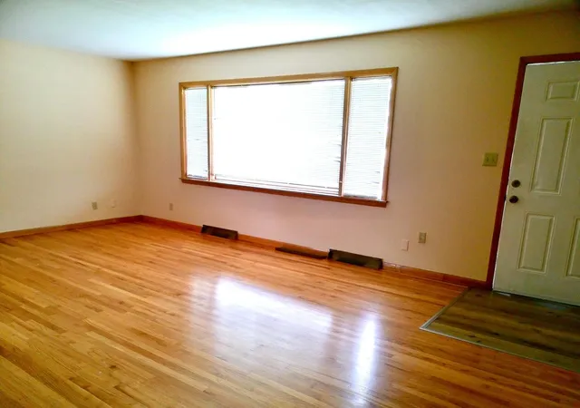 4th image of 2021 Leness Ln, Crest Hill, IL 60403 | MLS# 12703836