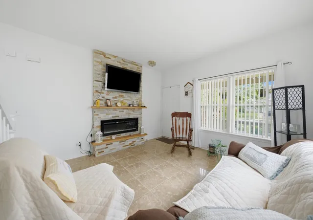 Listing Photo 5 - Condo for sale in building located at 678 S Shannon Dr, Romeoville, IL 60446