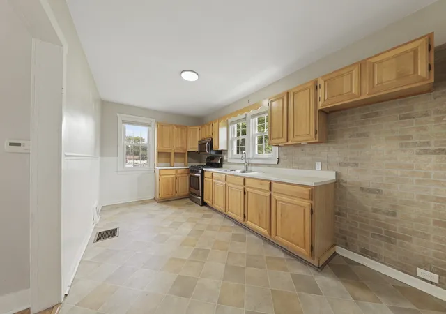 Photo 4 of Single family home for sale at 1012 W 1/2 Lafayette St, Ottawa, IL 61350 | MLS# 12703970 | Listing updated on 2026-09-22