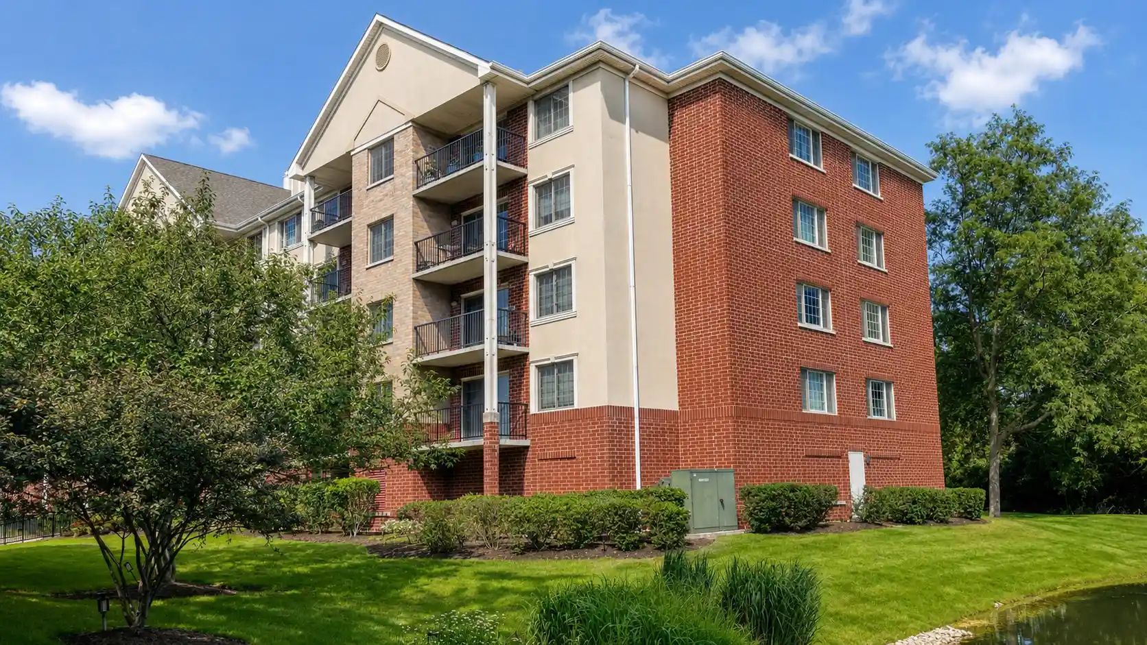 Listing Photo 2 - Condo for sale in 2301 Oakmont Wy located at 2301 Oakmont Wy, Darien, IL 60561 - Unit #502