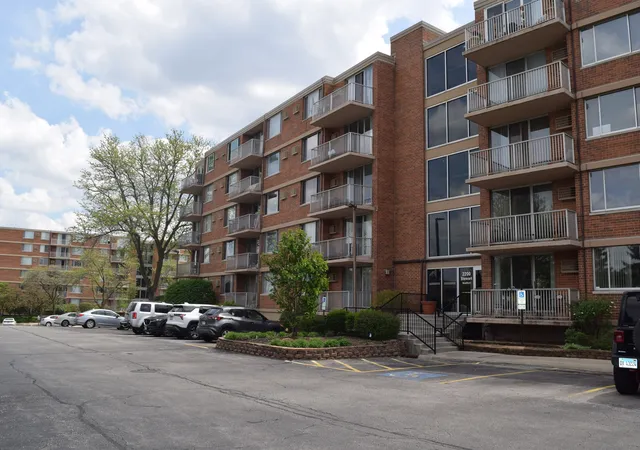 2nd image of 2200 S Stewart Ave #1C, Lombard, IL 60148 | MLS# 12704169