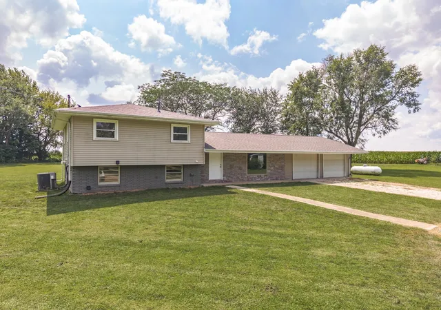 Photo 1 of Single family home for sale at 15795 E 2550 North Rd, Hudson, IL 61748 | MLS# 12704368 | Listing updated on 2026-10-05