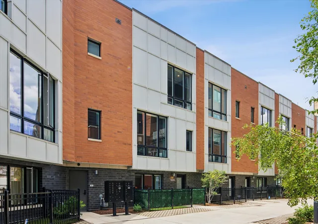 Homes for sale in Chicago, IL | 1650 W Division St #G, Chicago, IL 60622 | MLS# 12704403