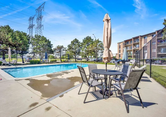 2nd image of 725 W Huntington Commons Rd, Mount Prospect, IL 60056