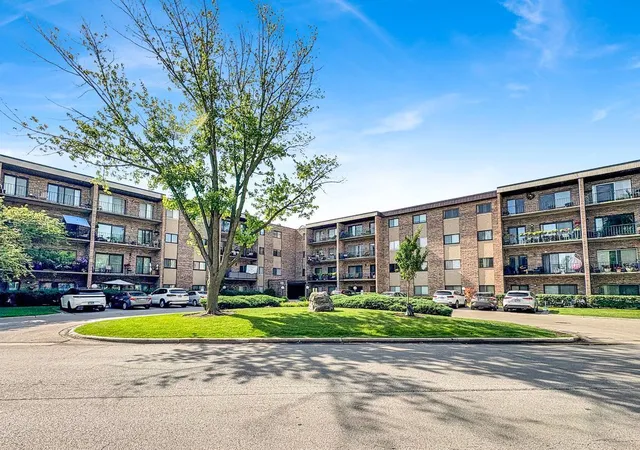 2nd image of 725 W Huntington Commons Rd #416, Mount Prospect, IL 60056 | MLS# 12704490