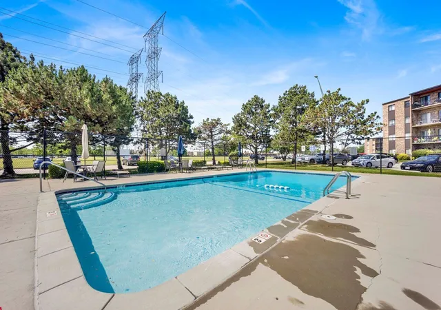 21st image of 725 W Huntington Commons Rd #416, Mount Prospect, IL 60056 | MLS# 12704490