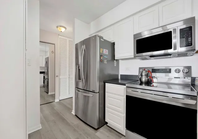 4th image of 725 W Huntington Commons Rd, Mount Prospect, IL 60056